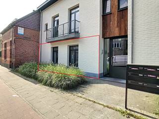 Het gelijkvloers appartement is voorzien van een inkomhal, gastentoilet, badkamer, 3 slaapkamers, woonkamer met open keuken, 2 x berging, terras, kelderberging en garage.Gelijkvloers:- ruime leefruimte met open keuken (ca. 40m²) op tegelvloer. Keuken voorzien van koelkast, dubbele spoelbak, oven, keramisch kookvuur met geïntegreerde dampkap en voldoende bergruimte- 3 volwaardige slaapkamers (ca. 12, 11 en 9m²)- volledig uitgeruste badkamer met douche, ligbad en dubbele wastafel met meubel (ca.7m²)- berging (ca. 2m²) voor het opbergen van schoenen/jassen- gastentoilet met handenwasser- extra berging met aansluiting voor wasmachine en droger (enkel condensatie)Bijzonderheden:- appartement is aan de voorzijde voorzien van elektrische rolluiken- kelderberging en lift aanwezig- ruim terras (Z) aan de achterzijde- vanuit de tuin toegang tot de garage met automatische poort- vaste kosten €75 p/m- EPB: 59 kWh/m² - beschikbaar vanaf 1 april 2026!(ver-)Kopen of (ver-)huren in regio Kalmthout / Essen?Met vragen kan u altijd bij ons terecht!Dewaele vastgoed met advies.