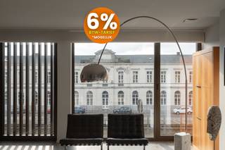 Vous recherchez une maison neuve entièrement finie et de grande qualité à 6 % de TVA* ? Alors voici une belle opportunité.<br /><br />Cette maison d'une superficie habitable de pas moins de 280 m², à l'architecture haut de gamme, dispose de son propre ascenseur (accessible aux fauteuils roulants) du rez-de-chaussée au troisième étage.<br /><br />Au rez-de-chaussée : hall d'entrée (+ toilettes), espace lumineux côté rue, idéal pour ceux qui recherchent un bureau ou un espace de travail pour une profession libérale, une salle de bains (équipée), un débarras et une chambre (à coucher) supplémentaire. Grâce à son aménagement polyvalent, cet étage offre une opportunité pour ceux qui recherchent, entre autres, un espace de cabinet (de groupe) (accessible en fauteuil roulant) au rez-de-chaussée, un espace de bureau...<br />Il est possible d'acheter la maison entièrement finie avec les finitions haut de gamme et élégantes mentionnées ci-dessous, comme le montrent les photos (de la maison voisine déjà finie) dans cette annonce. Le prix indiqué correspond à la maison finie.<br /><br />Au 1er étage, une cuisine ouverte + un salon d'où vous avez accès à la grande terrasse.<br />Le deuxième étage comprend un coin salon, une chambre spacieuse, une salle de bains et des toilettes séparées.<br />Au 3e étage, vous avez accès à la terrasse depuis la chambre lumineuse avec dressing, salle de douche, ...<br /><br />Actuellement, cette maison peut encore être achetée « casco » et l'agencement peut être adapté à vos souhaits. Prix sur demande*.<br /><br />Vous souhaitez visiter ou obtenir des informations complémentaires ?<br />Contactez Pieter Cardoen au 0475 361252.<br /><br />*Contactez-nous pour connaître les conditions.