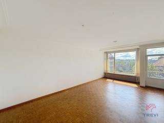 UCCLE, vlakbij het Wolvendaalpark en alle voorzieningen, mooi appartement van ± 73m² (EPC-label) volledig gerenoveerd en opgefrist, gelegen op de...