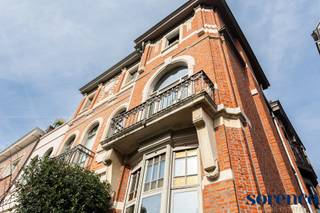 <strong>Karaktervolle en authentieke herenwoning met 4 slaapkamers gelegen in de prachtige Van Putlei te Antwerpen. <br />Een uiterst residentiële locatie in het centrum van Antwerpen, op wandelafstand van het Harmonie- en Albertpark, winkels, leuke restaurants, scholen, supermarkt en vlakbij alle belangrijke in- en uitvalswegen.<br />Tal van authentieke elementen zoals parketvloeren, mozaïek vloeren, originele schouwen en hoge plafonds. <br /><br />INDELING;</strong><br /><span>Via de INKOMHAL op een mozaïekvloer komt u binnen in de lichtrijke woonkamer en eetkamer beide voorzien van parket en een marmeren sierschouw. De volledig ingerichte keuken beschikt over opbergkasten en diverse toestellen, waaronder een 1,5 spoelbak, kookplaat, dampkap, koelkast, afwasmachine, magnetron en oven. Vanuit de leefruimte en keuken heeft u toegang tot het terras en de stadstuin. Daarnaast is er op de gelijkvloerse verdieping een apart toilet aanwezig.<br /><br />Via de inkomhal met mozaïekvloer komt u binnen in de lichtrijke woonkamer en eetruimte, beide voorzien van parket en een marmeren sierschouw. De volledig ingerichte keuken beschikt over opbergkasten en diverse toestellen, waaronder een 1,5 spoelbak, kookplaat, dampkap, koelkast, afwasmachine, magnetron en oven. Vanuit de leefruimte en keuken heeft u toegang tot het terras en de stadstuin. Daarnaast is er op de gelijkvloerse verdieping een apart toilet aanwezig.<br /></span><br />De houten trap leidt u naar de eerste verdieping. Hier bevinden zich twee slaapkamers van ca. 18m² en 12m², evenals een volledig ingerichte badkamer met dubbele wastafel in een meubel, toilet, handdoekdroger en een regendouche.<br /><br />Op de tweede verdieping vindt u de derde en vierde slaapkamer van respectievelijk ca.18m² en 12m². Daarnaast is er een tweede badkamer, uitgerust met een handdoekdroger, dubbele wastafel in een meubel en een toilet.<span><strong><br /></strong></span><br /><span>Ingerichte SOUTERRAIN met polyvalente ruimte/bureau, ideaal als thuiskantoor, hobbyruimte of ontspanningsruimte ca. 15m². Verder is er nog een apart toilet, een berging, een wasplaats, hal met ingebouwde kasten, en een technische ruimte/stookruimte. Deze verdieping geeft ook toegang tot de tuin.<br /></span><br /><br /><span><strong>BIJZONDERHEDEN: <br /></strong>* Karaktervolle herenwoning met tal van originele elementen: zoals parketvloeren, mozaïek vloeren, originele schouwen, hoge plafonds </span><br />* Gelegen in de begeerde Van Putlei te Antwerpen <br />* Stadstuin met aangelegd terras<br />* Extra i<span>ngerichte souterrain met polyvalente ruimte /bureau ideaal als thuiskantoor, hobbyruimte of ontspanningsruimte </span><br />* Dubbele beglazing, alarminstallatie, verwarming op gas<br />* Renovatieverplichting