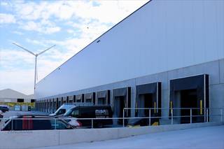 Fenomenaal gelegen logistieke site bestaande uit 4.678 m² magazijnen in combinatie met kantoren (361 m²), sociale ruimtes (146 m²) en mezzanine...