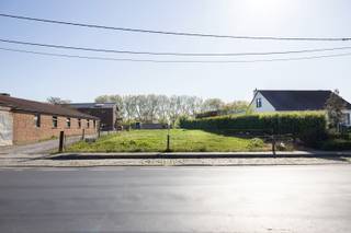 Dit perceel bouwgrond van 649 m² is geschikt voor de bouw van een alleenstaande woning met een basis van circa 150 m² + verdieping. Als nieuwe eigenaar ben je niet gekoppeld aan een aannemer of bouwpromotor en ben je niet verplicht dadelijk te bouwen.<br /><br />De vermelde prijs is een Kick-Off prijs waarop een éénmalig bod kan worden uitgebracht. Dit tegen dinsdag 12 mei om 19u30. Heb je interesse, bel dan naar Hendrik op het nummer 0495.56.90.87 om meer te vernemen.