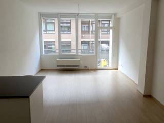 Gelegen op absolute top locatie tussen de Nationale Bank, Den Botaniek en het theaterplein vinden we deze lichte studio met een terrasje! Op enkele stappen van de deur duik je in de gezellige drukte van terrasjes, leuke restaurants en winkelstraten. De studio is gelegen op de derde verdieping aan de voorzijde van een verzorgd gebouw (heel rustig!). Het leef/slaapgedeelte is licht en gezellig en geeft uit op een aangenaam terras met zicht op de Leopoldstraat. Aansluitend vinden we een open keuken die volledig en gebruiksvriendelijk is geïnstalleerd.  De verzorgde badkamer bestaat uit een douche, wastafel met meubel en toilet. De studio werd  gerenoveerd en is in goede staat! Maandelijkse kosten 125 euro (incl. waterverbruik). Verbruik gas en elektriciteit met eigen meter. De studio heeft een laag verbruik aangezien deze volledig ingesloten is. Beschikbaar vanaf 1 juli 2026.

Voor een bezoek ter plaatste: Vastgoed03 03/568.03.03 