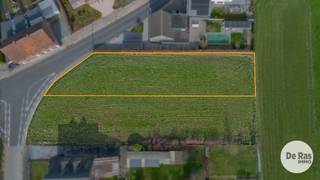 <strong>HAALTERT - Rustig gelegen bouwgrond met open zicht én centrale ligging </strong><br /><br />In een rustige en residentiële buurt te Haaltert bevindt zich dit noord-oost georiënteerde perceel bouwgrond van maar liefst 1.014 m². Een ideale opportuniteit voor wie op zoek is naar een aangename woonomgeving, gecombineerd met een uitstekende, centrale ligging.<br /><br />Dankzij de vlotte verbindingen bereikt u in een mum van tijd omliggende steden en belangrijke invalswegen, terwijl u toch geniet van de rust en het groene karakter van de omgeving.<br /><br />Met een straatbreedte van 16 meter en een diepte van 50 meter aan de linkerzijde en 75 meter aan de rechterzijde biedt dit perceel tal van architecturale mogelijkheden. U heeft alle ruimte om uw droomwoning te realiseren, volledig afgestemd op uw wensen en levensstijl.<br /><br />De grond is gelegen in woongebied met landelijk karakter, wat garant staat voor een harmonieuze combinatie van wonen en groen. Bovendien bevindt het perceel zich in zone A, waardoor het niet overstromingsgevoelig is — een extra troef voor wie zorgeloos wil bouwen.<br /><br />De gunstige oriëntatie zorgt voor een mooie lichtinval doorheen de dag en laat u optimaal genieten van een aangename tuinzone. Achteraan geniet u bovendien van een open zicht op agrarisch gebied, wat een extra gevoel van rust en ruimte creëert.<br /><br />Kortom, een unieke kans voor wie wil bouwen op een topligging waar rust, ruimte en bereikbaarheid perfect samenkomen.<br />Prijs exclusief aansluitkosten.<br />Voor meer informatie of een bezoek ter plaatse kunt u ons steeds telefonisch contacteren op 053/60.65.60.