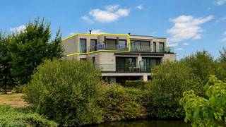 Recent appartement op rustige ligging in Adinkerke.<br /><br />Inkomhal, open en lichtrijke leefruimte met ontbijthoek, open, ingerichte keuken, twee slaapkamers met elk een badkamer, berging, apart toilet en wasruimte. Ruim terras aan de voorkant.<br />Privatieve ondergrondse parkeerplaats apart aan te kopen voor 20.000,00€.<br />Privatieve parkeerplaatsen voor de residentie apart aan te kopen voor 10.000,00€.<br /><br />Gunstige EPC - Condensatieketel - Recent gebouw<br /><br />EPC: 108 kWh / (m² jaar) - Label B<br />Meer info, virtueel bezoek en documenten op www.immodepanne.be