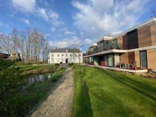 Op deze unieke locatie, in een prachtige afgesloten privé parktuin kun je dit perfect afgewerkt twee slaapkamer gelijkvloers appartement vinden.Van...