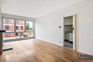 Op zoek naar een lichtrijk appartement met twee volwaardige slaapkamers, een uitstekende energiescore en een groene, levendige ligging in Borgerhout?<br /><br />Dit appartement op de tweede verdieping, met een bewoonbare oppervlakte van ca. 89 m², combineert ruimte, comfort en potentieel. Dankzij de grote raampartijen, het aangename groene uitzicht en het uitstekende EPC-label B geniet u hier van een energiezuinige woonst met lage verbruikskosten.<br /><br />Via de inkomhal bereikt u alle ruimtes. De hal biedt bovendien plaats voor een praktische vestiairehoek. De ruime leefruimte baadt in natuurlijk licht en kijkt uit op een groene laan. Aansluitend bevindt zich de aparte keuken, vandaag functioneel ingericht, maar met mogelijkheden om volledig naar eigen smaak te moderniseren. Vanuit de keuken heeft u toegang tot een eerste terras.<br /><br />Verder zijn er twee ruime slaapkamers, beide met toegang tot het achtergelegen terras. De badkamer is netjes onderhouden en voorzien van een ligbad met douchemogelijkheid, wastafel en radiator. Extra opbergruimte vindt u in de privatieve kelderberging.<br /><br />Technisch scoort dit appartement sterk met EPC-label B, conforme elektriciteit, PVC-ramen met dubbele beglazing en een individuele condenserende gasketel uit 2019.<br /><br />De ligging is een absolute troef: op wandelafstand van winkels, scholen, horeca, openbaar vervoer en het geliefde Te Boelaerpark. Dankzij de vlotte verbinding naar Antwerpen-centrum en belangrijke invalswegen woont u hier rustig, groen én centraal. <br /><br />Mis deze interessante opportuniteit niet en plan vandaag nog uw bezoek in.<br /><br />Denkt u zelf aan verkopen of verhuren? Neem contact op met Verbiest Vastgoed voor een gratis en vrijblijvende waardebepaling via info@verbiestvastgoed.be of 0478 38 46 21.