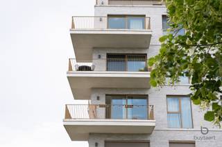 <p><span>WONEN IN STIJL: een knap twee-slaapkamer appartement op de derde verdieping met terras te Deurne-Zuid, gelegen in het project Eksterlaer, een omgeving die perfect aansluit bij de visie van de stad Antwerpen. </span></p><p><span>Bewoonbare oppervlakte van ca 95m² + 14m² terras, opgeleverd in 2023, dus als nieuw, gelegen midden in de nieuwe wijk gevormd door een lange parkstrook met waterpartijen en groengebieden.</span></p><p><span>Opvallend statig gebouw, voorzien van een lift en geeft toegang tot de ondergrondse parking.</span></p><p><span>Inkom, gastentoilet, leefruimte bestaande uit eetkamer en salon met open keuken voorzien van inductievuur, dampkap, heteluchtoven, vaatwasser, ingebouwde ijskast en diepvriezer.</span></p><p><span>Hal met vestiaire en toegang tot de twee slaapkamers, badkamer en berging/wasplaats. Beide slaapkamers zijn voorzien van ingemaakte kasten en de grote slaapkamer met automatische verduistering. Badkamer met dubbele lavabo, inloopdouche en wanden volledig betegeld.</span></p><p><span>Combinatie van parket en tegelvloer, aluminium ramen, vloerverwarming - warmtepomp (verwarmen en koelen), ventilatie type D, EPC A-label.</span></p><p><span>Extra's: automatische screens (zijdelings), vliegenramen, draai-kip ramen, blokdeuren, videofoon.</span></p><p><span>Een ondergrondse autostaanplaats is bijkomend aan te kopen +25.000€. Daarnaast beschikt u over een privatieve berging en een gemeenschappelijke fietsenstalling.</span></p><p><span>Gemeenschappelijke kosten: ca 170€/m (syndicus, brandverzekering, poetsen gem delen, onderhoud lift, gem verbruik,...).</span></p><p><span>In de nabijheid </span><span>het Boekenbergpark, Te Boelaerpark, Park Groot Schijn en het Rivierenhof, rustig en toch op een boogscheut van het centrum Antwerpen, de autoluwe straten en de aanleg van fiets-en wandelpaden maken het wonen zeer aangenaam.</span></p><p><span>Instapklaar appartement, voor wie houdt van comfort, welkom voor een bezoekje!</span></p><p><span> </span></p>