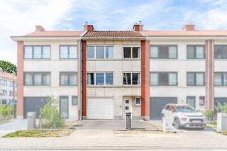 <p>Gezinswoning aan de stadsrand van Dendermonde met tuin en garage.</p>
<p>Deze gesloten bebouwing uit 1978 combineert een praktische indeling met een vlotte ligging nabij openbaar vervoer en het administratief centrum van Dendermonde. De woning beschikt over drie slaapkamers, een aangename leefruimte en een onderhoudsvriendelijke tuin van 98 m² waar je in alle rust kan genieten. Dankzij het EPC-label B woon je hier energiezuiniger en comfortabeler. De garage met automatische poort en extra bergruimte zorgt bovendien voor extra gebruiksgemak. Een interessante woning voor wie een huis wil kopen in een goed bereikbare omgeving.</p>
<p>Belangrijkste ruimtes:<br />• Living met aangename lichtinval<br />• Eetkamer aansluitend op de leefruimte<br />• Keuken met dubbele spoelbak, elektrische kookplaat, oven en ingemaakte kasten<br />• Apart toilet met handenwasser<br />• Badkamer met ligbad, enkele spoelbak en toilet<br />• 3 slaapkamers met verschillende indelingsmogelijkheden<br />• Garage met automatische poort<br />• Tuin</p>
<p>Troeven:<br />• Gelegen aan de stadsrand van Dendermonde nabij openbaar vervoer<br />• EPC-label B voor een energiezuiniger wooncomfort<br />• Praktische garage en onderhoudsvriendelijke tuin</p>
<p>Neem vandaag nog contact op voor een bezoek. JOUW DROOMHUIS. ZO GEVONDEN!</p>