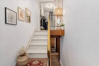 <p>Godshuishammeke 12, 9000 Gent<br /><br />Karaktervolle herenwoning op wandelafstand van het historisch centrum van Gent!<br /><br />Deze statige herenwoning combineert tijdloze elegantie met een uitzonderlijke ligging in het hart van Gent. Op slechts enkele minuten wandelen bevinden zich iconische plekken zoals de Korenmarkt, Vrijdagsmarkt en de Graslei. Een unieke woonomgeving waar historisch erfgoed, stadsleven en bereikbaarheid perfect samenvloeien.<br /><br />Achter de charmante gevel schuilt een veelzijdige woning, gekenmerkt door hoge plafonds. Het herenhuis beschikt over maar liefst 6 volwaardige slaapkamers, 2 badkamers en een inpandige garage voor 2 wagens — een absolute troef in het centrum van Gent.<br /><br />De woning biedt op kelderniveau een volwaardige extra leefruimte met woonkamer, keuken en badkamer. Dit niveau leent zich uitstekend voor praktijkruimte, kangoeroewonen of een aparte woonentiteit, mits de nodige vergunningen.<br /><br />Een authentieke herenwoning op een uitzonderlijke locatie, ideaal voor wie op zoek is naar ruimte, karakter en het bruisende stadsleven van Gent binnen handbereik.<br /><br />Wenst u meer informatie of een afspraak, contacteer Ilhan op 0489/27.20.72 of via de site www.cornelis-partners.be</p>