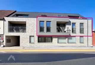 <p>Dit verzorgd appartement op de eerste verdieping biedt een aangename combinatie van ruimte, comfort en functionaliteit. De woning beschikt over een ruime leefruimte met aansluitend een volledig ingerichte keuken, twee slaapkamers en een badkamer met grote inloopdouche en lavabo. Er is een apart toilet. Daarnaast is een praktische berging met wasplaats voorzien.</p>
<p>Ook buiten is het aangenaam vertoeven dankzij het zuidgerichte terras. Het appartement maakt deel uit van een recent gebouw en is voorzien van hedendaags comfort. De combinatie van de ruime leefruimte, twee slaapkamers en praktische extra ruimtes maakt dit een interessante eigendom voor zowel starters, koppels als investeerders.</p>
<p>Een bijkomende troef is de parkeerplaats, die apart bij te kopen is aan een richtprijs van €15.000.</p>
Een comfortabel en praktisch appartement met een aangename buitenruimte en de mogelijkheid om een eigen parkeerplaats aan te kopen.<br /><br />Extra troeven<br /><br />
<ul>
<li>energiezuinig</li>
<li>waterverzachter</li>
<li>inbouwkasten in de inkom</li>
<li>autostaanplaats</li>
<li>fietsenstalling</li>
<li>nabij belangrijke invalswegen, winkels en scholen</li>
<li>instapklaar</li>
</ul>
<br />
<p>Deze woning is te koop ZONDER makelaar via het concept van Smart Houses. Wenst u verdere inlichtingen of een bezoek? Contacteer rechtstreeks de eigenaar via +32498067667</p>