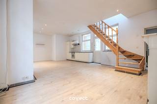 In de rustige Geerolfstraat, op wandelafstand van het kloppend hart van de Brugse binnenstad, bevindt zich deze verrassend ruime en goed onderhouden stadswoning.Hier geniet u van de charme en levendigheid van de stad, terwijl u thuis volledig tot rust komt in een straat met bijzonder weinig passage.Met een bew. opp. van 129 m² biedt deze woning aangename volumes en heel wat mogelijkheden. Op het gelijkvloers komt u binnen in een gezellige en lichtrijke leefruimte met open, uitgeruste keuken. Aansluitend bevindt zich een praktische berging en een gezellige koer waar het heerlijk vertoeven is.Op de eerste verdieping bevinden zich twee volwaardige slaapkamers en een badkamer uitgerust met douche, toilet en lavabo. Het zolderverdiep biedt bovendien extra potentieel en kan perfect worden ingericht als bijkomende slaapkamer, bureau of hobbyruimte.De woning werd steeds zorgvuldig beheerd en onderhouden en beschikt over dubbele beglazing, centrale verwarming op gas en dakisolatie.Dankzij de centrale ligging bevinden winkels, horeca, scholen en alle voornaamste bezienswaardigheden zich op wandelafstand. Bovendien zijn er heel wat parkeermogelijkheden in de nabije omgeving, onder meer aan het Pandreitje en het Astridpark.Bent u op zoek naar een instapklare stadswoning met ruimte en potentieel op een absolute toplocatie in Brugge? 📞 Contacteer Emile voor een bezoek: 0492 08 08 08 – emile@correctvastgoed.be👉 Online schattingstool: https://www.correctvastgoed.be/schatting