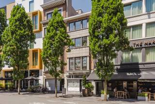 Op zoek naar een appartement met karakter op een topligging? Dit gezellige duplex-appartement op de Graanmarkt, op wandelafstand van de Grote Markt maakt deel uit van een kleinschalige residentie bestaande uit een handelszaak en slechts twee appartementen.<br /><br />Via een trap bereikt u de 2de verdieping, waar u binnenkomt in de inkomhal met ingemaakte kasten. Vervolgens betreedt u de lichtrijke leefruimte en de ruime eetkeuken Verder is er op deze verdieping een praktische wasberging aanwezig.<br /><br />Via enkele treden bereikt u het tussenverdiep met een afzonderlijk toilet. Daarna komt u op het aangename terras aan de achterkant van het gebouw met een ruime terrasberging, ideaal voor extra opslag.<br /><br />Op de bovenverdieping bevinden zich de slaapkamer en de badkamer, uitgerust met een douche, lavabomeubel en voldoende bergruimte.<br /><br />Een bijkomende troef? Er zijn geen syndickosten, wat de maandelijkse woonkost extra aantrekkelijk maakt.<br /><br /><br />Waarom dit appartement overwegen?<br /><br />✔ Topligging nabij de Grote Markt<br />✔ Kleinschalige residentie<br />✔ Lichtrijke leefruimte<br />✔ Ruime eetkeuken<br />✔ Terras met berging<br />✔ Geen syndickosten<br />✔ Ingemaakte kasten aanwezig<br /><br />Het appartement is beschikbaar vanaf 1 september 2026. Wij zijn op zoek naar een huurder die zich wenst te engageren voor een huurovereenkomst van 1,5 jaar.<br /><br />Geïnteresseerd? Vul eenvoudig het contactformulier in en we nemen spoedig contact op.