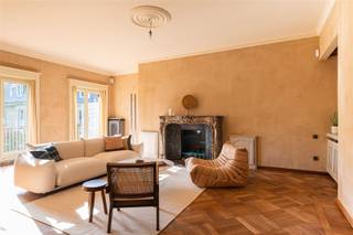 <p>Vie exclusive à Pool Winglaan à Sint-Denijs-Westrem. <br />Dans ce quartier calme et verdoyant, vous profiterez au quotidien de l'espace, du confort et d'une excellente accessibilité.<br />Cet appartement spacieux respire la classe et l'élégance, avec un aménagement stylé et des finitions de haute qualité jusque dans les moindres détails.<br /> Des vitrines encastrées, deux cheminées et des matériaux de haute qualité créent une expérience de vie luxueuse et chaleureuse.</p><p>L'agencement généreux comprend un hall d'entrée impressionnant avec des toilettes séparées pour les invités, un espace de vie lumineux, une salle à manger élégante et une cuisine entièrement équipée.<br />En outre, cet appartement exceptionnel comprend une chambre principale avec salle de bains attenante et dressing, trois chambres à coucher de taille normale et une deuxième salle de bains.</p><p>Comme atouts supplémentaires, cette propriété bénéficie également de deux salles de stockage privées en sous-sol et de deux garages.</p><p>Grâce à la proximité d'un arrêt de tramway, de commerces, d'écoles et d'axes routiers importants, ce bien allie la tranquillité à la proximité de toutes les commodités.</p><p>Une opportunité unique pour ceux qui recherchent un appartement de classe et spacieux dans un emplacement de premier choix N'hésitez pas à nous contacter pour planifier une visite.</p>