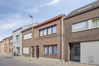 <p>Deze verrassend ruime woning beschikt over een <strong>bewoonbare oppervlakte van 162 m²</strong> en is gelegen op een centrale locatie te Hoboken. De inkomhal geeft uit op een <strong>royale en lichtrijke leefruimte</strong>, die naadloos overgaat in een aangename eetkamer. Dankzij de open indeling geniet deze ruimte van een mooie lichtinval en een aangenaam ruimtegevoel. Aansluitend bevindt zich de keuken, die is uitgerust met een elektrische kookplaat, dampkap, oven, microgolfoven en een dubbele spoelbak. Vanuit de keuken heeft men toegang tot een apart gastentoilet en de badkamer, voorzien van een bad met douchefunctie en een enkel wasmeubel. Over de badkamer bevindt zich nog een praktische berging met aansluiting voor een wasmachine. Deze berging geeft op zijn beurt toegang tot de noordwest georiënteerde <strong>tuin van ca. 74 m² groot</strong>. Op de tussenverdieping bevindt zich een eerste, bijzonder<strong> ruime slaapkamer</strong>, die momenteel werd ingericht als tweede leefruimte. Via de trap bereikt men de eerste verdieping, waar zich <strong>nog twee volwaardige slaapkamers</strong> bevinden. Verder beschikt de woning over een ruime bergzolder.</p><p>Er is eveneens de mogelijkheid tot aankoop van een afgesloten garage op wandelafstand aan €25.000,00.</p><p>Extra:<br />- EPC: 697 kWh/m² (F-score → renovatieverplichting!)<br />- Elektriciteit conform!<br />- Woongebied, Vg, Gmo, Vv, Gvkr<br />- Niet opgenomen in het maatregelenregister </p><p>Nabij school, winkels, autosnelweg, openbaar vervoer, etc. Voor meer info ga naar www.coenenvastgoed.be of bel 03/375.82.92</p>
