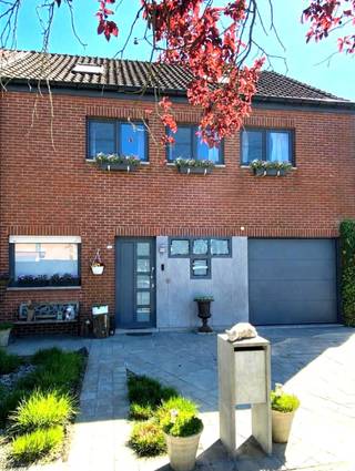 Instapklare gezinswoning met 4 slaapkamers, garage en zonnige tuin<br />Bent u op zoek naar een ruime woning op een rustige locatie? Dan is deze charmante halfopen bebouwing op een perceel van 371 m² zeker een bezoek waard. <br />Bij het binnenkomen valt meteen de aangename lichtinval op. De ruime leefruimte vormt samen met de open keuken en eetkamer het hart van de woning. Dankzij de grote raampartijen geniet u hier van een open gevoel en een prachtig zicht op de tuin. De recente, volledig uitgeruste keuken beschikt onder meer over een dubbele spoelbak, oven, microgolfoven en inductiekookplaat met dampkap. <br />Op de eerste verdieping bevinden zich drie volwaardige slaapkamers, een verzorgde badkamer met dubbele lavabo, douche en toilet, en een extra kamer die perfect dienst kan doen als bureau, dressing of bergruimte. Via een vaste trap bereikt u de volledig geïsoleerde zolderverdieping. Deze ruimte biedt tal van mogelijkheden als vierde slaapkamer of hobbyruimte. Dankzij de reeds aanwezige sanitaire voorzieningen bestaat de mogelijkheid om een tweede badkamer te creëren.<br />Praktisch comfort is gegarandeerd dankzij de inpandige garage met plaats voor een wagen en aansluitingen voor wasmachine en droogkast. De aanwezige vaatwasmachine blijft behouden. De ruime oprit biedt parkeergelegenheid voor drie extra voertuigen. <br />Ook buiten is het heerlijk vertoeven. De volledig omheinde, onderhoudsvriendelijke tuin geniet van een zonnige ligging en beschikt over een gezellig terras. De woning is uitgerust met centrale verwarming op aardgas en een gezellige houtkachel in de woonkamer. PVC-ramen met dubbele beglazing zorgen voor extra wooncomfort en energiezuinigheid. <br />Gelegen in een woongebied met landelijk karakter combineert deze woning rust met een uitstekende bereikbaarheid. <br />Wij organiseren twee bezoekmomenten waarop u de woning vrijblijvend kunt bezichtigen: <br />🏡 Vrijdag 26 juni van 18u tot 21u<br />🏡 Woensdag 1 juli van 10u tot 18u<br />📞 Reserveer uw bezoek via +32 491552247