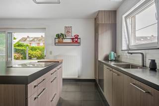 <p><strong>Een toffe, energiezuinige woning waar je eigenlijk niet veel meer aan hoeft te doen.</strong></p>
<p>Deze woning uit 2009 is er eentje waar de eigenaars de voorbije jaren duidelijk niet hebben stilgezeten. Ze hebben de woning stap voor stap gemoderniseerd en heel wat extra comfort toegevoegd. Het resultaat? Een ruime gezinswoning met 3 slaapkamers, een super fijne tuin en vooral: <strong>heel veel comfort en weinig zorgen.</strong></p>
<p>Je komt binnen in de inkomhal met apart toilet en loopt zo door naar de leefruimte. Dankzij de grote, vernieuwde schuifraam heb je hier een heel fijne connectie met de tuin. De leefruimte beschikt over airco, een pelletkachel en elektrische rolluiken. De ramen zijn voorzien van vliegenramen en dankzij de ligging van de tuin geniet je hier ook van heel wat privacy.</p>
<p>De keuken is praktisch ingericht en heeft als leuke eyecatcher een <strong>heel exclusieve dampkap</strong>. Verder is er nog een aparte berging waar je wasmachine en droogkast netjes hun plaats krijgen.</p>
<p>Op de eerste verdieping zijn er <strong>3 ruime slaapkamers</strong>, allemaal voorzien van centrale verwarming, rolluiken en airco. De volledige verdieping kreeg een nieuwe epoxyvloer, wat meteen voor een moderne en strakke uitstraling zorgt. Ook de badkamer werd vernieuwd en beschikt over infraroodverwarming en verlichting.</p>
<p>En dan hebben we nog de zolder: <strong>bijna 40 m² extra ruimte</strong> die momenteel als bergruimte wordt gebruikt. Ideaal voor wie graag wat extra opslagruimte heeft, maar hier zijn uiteraard nog heel wat andere mogelijkheden.</p>
<p>Ook technisch zit deze woning helemaal goed. Er liggen <strong>13 zonnepanelen</strong>, er is een thuisbatterij van 10 kWh én een slimme meter. De woning heeft een <strong>EPC-label A</strong>, de elektriciteit is conform en er is geen asbest aanwezig. Er is bovendien een laadpaal voorzien.</p>
<p>En dan… de tuin.</p>
<p>Een super gezellige en vooral onderhoudsvriendelijke tuin met terras, zonneluifel, buitenverlichting, waterkraantje en een regenput van 5.000 liter. Achteraan staat een geïsoleerd tuinhuis met elektriciteit. De vijver met prachtige koi's maakt het geheel helemaal af.</p>
<p>Via de servitudeweg achteraan kan je bovendien makkelijk met de fiets tot achteraan de woning.</p>
<p>De woning ligt in een <strong>rustige en residentiële buurt</strong>, met een schooltje vlakbij en alle dagelijkse voorzieningen op korte afstand. Parkeren kan voor de deur én er is nog een extra autostaanplaats.</p>
<p><strong>Een woning met veel ruimte, veel comfort en vooral heel wat pluspunten die je pas echt begint te ontdekken wanneer je hier rondloopt.</strong></p>
<p>Ik zou dus zeggen: kom gewoon eens kijken en maak een afspraak.</p>
<p>Alle attesten zijn terug te vinden op onze website: jamar.immo</p>
<p><strong>Wg, Vg, VV, Vkr, Gmo – geen overstromingsgevoelig gebied – geen voorkooprecht.</strong></p>