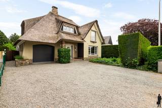 <strong>Charmante villa met 4 slaapkamers, 2 badkamers en tuin met volledige privacy</strong><br /><br /><strong>Algemeen:</strong><br />- Bewoonbare oppervlakte: ca. 240 m²<br />- Oost georiënteerd perceel van 1220 m²<br />- Volledige privacy <br />- Optimale lichtinval<br />- Grote leefruimte (ca. 50 m²) met authentieke parketvloer<br />- Volledig geïnstalleerde keuken met Siemens toestellen <br />- Master bedroom en douchekamer op het gelijkvloers<br />- 3 grote slaapkamers op de eerste verdieping<br />- Badkamer met ligbad <br />- Inpandige garage met wasplaats/berging<br />- Grote oprit met voldoende parkeergelegenheid<br /><br /><strong>Onmiddellijke omgeving:</strong><br />- Zeer vlotte bereikbaarheid naar Antwerpen en Brussel (E19 en trein)<br />- Nabij het centrum van Kontich-Waarloos met scholen, winkels, openbaar vervoer en verschillende natuurgebieden op fiets- en wandelafstand<br /><br /><strong>Technische kenmerken:</strong><br />- Bouwjaar 1958 ; eerste renovatie 1996<br />- Zeer degelijke constructie<br />- Aanbouw gelijkvloers (2005)<br />- CV op gas <br />- Kelder en kruipruimte onder gehele woning<br />- Rieten dak reeds vernieuwd<br />- Dubbele beglazing PVC profielen met automatische rolluiken <br /><br /><strong>Indeling:</strong><br /><span>Gelijkvloerse verdieping (ca. 145 m²)</span><br />- Inkomhal met vestiairekast<br />- Apart gastentoilet<br />- Grote leefruimte met veel raampartijen <br />- Volledig geïnstalleerde keuken met toegang tot tuin en terras<br />- Aanbouw met master bedroom en douchekamer<br />- Garage met wasplaats <br />- Toegang naar de kelder<br /><br /><span>Eerste verdieping (ca. 96 m²)</span><br />- Traphal <br />- 3 ruime slaapkamers <br />- Badkamer met ligbad en 2 WT<br />- Toegang bergzolder onder het dak<br /><br />Voor meer informatie kan u terecht op www.deboerenpartners.be.