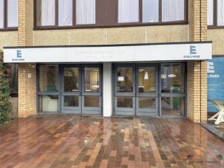 <p><span>Deze gemeubelde studio van 28 m² bevindt zich in een verzorgde studentenresidentie en is ideaal voor één persoon die op zoek is naar een comfortabele, instapklare woonruimte. De studio werd in 2020 volledig gerenoveerd, met nieuwe ramen met dubbel glas, een vernieuwde badkamer met lavabo, douche en toilet, en een moderne, uitgeruste keuken met oven, microgolf en inductiekookplaat. Het geheel is lichtrijk en beschikt over een eigen terras, wat zorgt voor een aangename woonervaring met een huiselijk gevoel. Een domicilie-adres plaatsen is mogelijk.</span></p><p><span>De residentie biedt bovendien tal van gemeenschappelijke voorzieningen, waaronder een fietsenstalling, een tuin, een lift, wasmachine en droogkast, en een gedeelde autostaanplaats. Voor internet kan de bewoner zelf een contract afsluiten bij een provider naar keuze.</span></p><p><span>De ligging is een groot pluspunt: de studio bevindt zich nabij de E314 en E40, Leuven centrum, Colruyt, UZ Gasthuisberg, Imec, de Arenbergcampus en diverse sportfaciliteiten. Ook openbaar vervoer is uitstekend bereikbaar, met bushaltes van lijnen 7, 8, 9 en de ringbus op wandelafstand.</span></p><p><span>Deze studio biedt een combinatie van comfort, praktische voorzieningen en een strategische ligging ideaal voor wie in Leuven wil studeren of werken. Interesse? Laat gerust iets weten!</span></p>