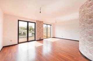 <strong>Deze ruime (kangoeroe)woning of opbrengsteigendom (2 appartementen) is gelegen in een gegeerde buurt met alle faciliteiten in de nabijheid, op een steenworp van het centrum van Herentals en met uitstekende verbindingen.</strong><strong><br /><br />Ligging: </strong>in een gegeerde buurt met alle faciliteiten in de nabijheid, op een steenworp van het centrum van Herentals en met uitstekende verbindingen.<strong><br /><br />Indeling: -1 </strong>kruipkelder<strong>, 0: </strong>inkomhal, appartement met 1 slaapkamer, keuken, badkamer, berging en tuintje <strong>1:</strong> appartement met inkomhal, toilet, leefruimte, keuken, berging, terras <strong>2:</strong> slaapkamers, badkamer. <strong><br /><br /></strong><span><strong>Omschrijving:</strong> het eigendom werd gebouwd in 1993 en beschikt over volgende indeling: een gemeenschappelijke inkomhal geeft u toegang tot het eerste appartement met leefruimte, keuken, berging, 1 slaapkamer en badkamer voorzien van lavabomeubel, douche, ligbad en toilet. Het gelijkvloers appartement beschikt over een terras en tuintje. Via de gezamenlijke trap bereikt u het andere (duplex) appartement met inkomhal, apart toilet, grote leefruimte, aparte keuken met aanpalende berging. Via de leefruimte bereikt u een groot zuid-terras. De tweede verdieping omvat 2 slaapkamers, berging en badkamer met lavabomeubel, ligbad/douche. <br /><br />Extra info: gelijkvloers verhuurd aan € 740/maand (opzeg eigen gebruik 6 maanden)I elektriciteit wordt conform afgeleverd I deel kruipkelder I Aluminium ramen dubbele beglazing I Cv op aardgas en deels elektriciteit I EPC gelijkvloers: 522 kWh/m2 - EPC duplex: 845 kWh/m2.<br /><strong><br /></strong>Deze woning valt onder de renovatieplicht. Voor meer info kijk op de website van het Vlaams Energie- en Klimaatagentschap: https://www.vlaanderen.be/een-huis-of-appartement-kopen/renovatieverplichting-voor-residentiele-gebouwen<strong><br /><br />Bijzondere informatieplicht</strong>: Vg, Wg, Gvv, Gmo, Gvkr.</span>