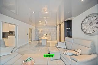 Dit ruim en modern afgewerkt appartement bevindt zich in het hart van Oostende. Op wandelafstand heeft u al het nodige; winkels, horeca en...