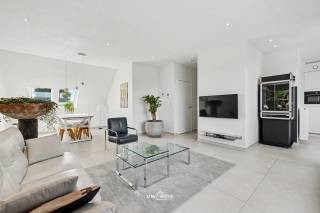 VISITE LE SAMEDI 4 JUILLET DE 17h00 À 18h30<br /><br />Au deuxième étage de la résidence 'Siene Campe', découvrez ce luxueux appartement en attique offrant une vue panoramique exceptionnelle sur l'Escaut ainsi que sur la nature et la zone inondable environnantes. Ce joyau est situé à Schoonaarde, un emplacement très prisé où calme, confort et accessibilité se combinent parfaitement.<br /><br />Ce qui rend ce bien vraiment unique, c’est son emplacement idéal. Vous vivez ici à proximité immédiate de charmants restaurants et de nombreuses commodités quotidiennes. Une supérette, un kinésithérapeute et la gare se trouvent à seulement 500 mètres, tandis qu’un arrêt de bus est à 100 mètres à peine. Idéal pour qui souhaite un cadre de vie confortable avec tout à portée de main.<br /><br />Disposition  <br />Par le hall d'entrée avec placards intégrés fonctionnels, vous accédez à l’espace de vie lumineux doté d’un coin bureau. Grâce aux grandes baies vitrées, à la sensation d’espace ouvert et aux plafonds élevés, vous profitez d’un cadre de vie très agréable ainsi que d’une magnifique vue sur l’Escaut et la zone naturelle. La cuisine entièrement équipée s’ouvre harmonieusement sur le séjour et donne accès à la terrasse, un endroit parfait pour se détendre en toute tranquillité.<br /><br />L’appartement comprend également une grande chambre, une salle de bains avec baignoire, un WC séparé et un débarras pratique. En atout supplémentaire, un grenier très spacieux est inclus, idéal pour un rangement complémentaire.<br /><br />Vous cherchez un appartement clé en main et élégant, situé dans un quartier calme mais extrêmement central ?<br /><br />Prenez rendez-vous pour une visite via felix@uw-huis.be ou appelez le 052463803 durant les heures de bureau.