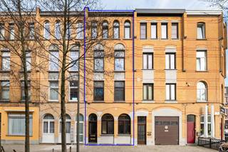 <p>Welkom op ’t eilandje, dé place to be in Antwerpen! Dit eigendom is gelegen in een uiterst gegeerde buurt, waar maritieme charme en een levendige sfeer perfect hand in hand gaan. Van het MAS en de dokken tot trendy terrasjes en restaurants, hier beleef je de bruisende stadsdynamiek op een ander level.</p>
<p>Achter deze authentieke, eclectische gevel schuilen er maar liefst 4 moderne appartementen. Elk voorzien van een lichtrijke leefruimte, een hedendaagse keuken die werd geïnstalleerd met het oog op optimaal comfort, 1 slaapkamer en tot slot nog een badkamer welke werd voorzien van een douche, handdoekradiator, lavabo in meubel en toilet. Bovendien beschikt het gelijkvloers appartement nog over de extra luxe van een aparte dressing.</p>
<p>Last but not least geniet het gebouw van een uitstekend EPC-label, wat bijdraagt aan een duurzame, toekomstgerichte meerwaarde.</p>
<p>Kortom, een unieke opportuniteit op een toplocatie, ideaal voor wie op zoek is naar een investering (niet vergund) in het Antwerpse.</p>
<p><strong>Momenteel verhuurd</strong> voor € 3.666,70/maand wat zorgt voor € 44.000,00 op jaarbasis. Dit resulteert in een <strong>rendement van 4,50 %.</strong></p>
<p><strong>Technische gegevens: Kelder aanwezig</strong> (elke unit heeft een aparte berging). <strong>Aparte meters &amp; bus nummers!</strong> <strong> </strong>Centrale verwarming op gas via een condenserende ketel, driedubbele beglazing in PVC, geïsoleerd dak.</p>
<p><strong>Stedenbouwkundige inlichtingen en bodemattest in aanvraag. Asbestveilig. Bevindt zich niet in een risicozone voor overstromingen (P- en G-score B). Renovatieverplichting niet van toepassing.</strong></p>