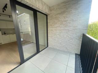 Magnifique nouvel appartement – première occupation – situé dans la Résidence Uniq, juste derrière le KVS, à deux pas de la Place Sainte-Catherine. Le flat est situé au 3e étage et se compose d’un hall d’entrée avec vestiaire, une toilette séparée, un espace de rangement avec emplacement pour machine à laver/sèche-linge, une salle de douche, ainsi qu’un espace de vie avec cuisine équipée et coin nuit avec garderobe sur mesure. Belle terrasse ! Provision de charges : 100€ (frais communs), panneaux solaires pour les parties communes, compteurs individuels, chaudière à condensation au gaz avec chauffage par le sol. Cave privative et local vélos commun fermé, à la fois à l’intérieur et à l’extérieur. Le flat vient d’être peint, équipé de tous les luminaires et tringles à rideaux. Un vrai coup de cœur !