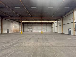 Deze uitzonderlijk gelegen bedrijfsruimte, met de mogelijkheid om kantoren in te richten, heeft een totale oppervlakte van 3.664 m² en biedt...