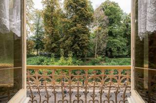 Neoclassicistische rijwoning, gelegen op een absolute toplocatie aan de buitenzijde in Brugge. De ligging aan de rand van de Brugse Vesten zorgt ervoor dat de levendigheid van het stadsleven perfect combineert met het groene karakter van de omgeving en daar bovenop een vlotte verbinding naar de autostrade. Het huis dateert van begin de jaren 1900 en kan mits een doordachte renovatie zijn volledige grandeur terug krijgen. Een prachtige gevel in samenspel met de hoge plafonds en veel lichtinval zullen u absoluut verbazen.<br /><br />Samenstelling: <br />Het gelijkvloers omvat op vandaag het volledige leefgedeelte, salon - eetplaats - keuken met aansluitende wasplaats - het terras en de tuin met berging. Tevens vindt u hier ook een bijkomende berging onder de trap. <br />Op het eerste verdiep (het bel-étage niveau) vinden we op vandaag 2 slaapkamers waarvan 1 met terras aan de tuinzijde en 1 met een balkon en prachtig uitzicht op de Vesten. Dit verdiep zou een adembenemende woonruimte kunnen worden. <br />Op het tweede verdiep is de badkamer en een 3de slaapkamer. <br />Het derde verdiep bestaat uit de 4de en 5de slaapkamer. <br />Via een vaste trap bereiken we de ruime zolder.<br /><br />Dit is het ideale project voor wie droomt van een historische en karaktervolle woning in Brugge, met ruimte, licht en een uitzonderlijke locatie.<br /><br />Neem contact met me op voor al uw vragen of om een vrijblijvend en persoonlijk bezoek ter plaatse vast te leggen (7 dagen op 7): 0478 93 72 00 of maxime@maelsteen.be