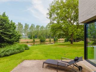 Ligging<br /><br />Deze uitzonderlijke villa bevindt zich op een prachtige locatie in Astene, waar rust, natuur en architectuur perfect samenkomen. De woning geniet van een uniek uitzicht op de Leie en de achterliggende velden, waardoor u dagelijks kunt genieten van een open en groen landschap. Tegelijkertijd bent u vlot verbonden met Deinze, Gent en de belangrijkste invalswegen.<br /><br />Indeling<br /><br />Op het gelijkvloers bevindt zich een ruime inkomhal, een praktische berging/wasplaats en een afzonderlijk bureau met toegang tot een terras, ideaal voor thuiswerk of een zelfstandige activiteit. Verder vindt u er een indrukwekkende leefruimte met een ruime open keuken die naadloos aansluit op het terras en de tuin.<br /><br />De tuin vormt zonder twijfel één van de absolute hoogtepunten van deze woning. Vanuit de woning geniet u van een prachtig open zicht over het groen, terwijl de tuin doorloopt richting de Leie en een unieke buitenbeleving creëert.<br /><br />Daarnaast beschikt de woning over een grote kelder, ideaal voor opslag.<br /><br />Op de eerste verdieping bevinden zich vier volwaardige slaapkamers, een ruime badkamer, een afzonderlijke douchekamer en een praktische dressing.<br /><br />Troeven<br /><br />Prachtig zicht op de Leie en achterliggende velden<br />Lichtrijk<br />Unieke woonbeleving<br />Beschikbaar vanaf 1 oktober<br /><br />Onderhoud tuin: 200 EUR/maand<br /><br />Een uitzonderlijke villa voor wie op zoek is naar architectuur, ruimte, licht en een unieke ligging aan het water.