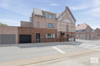 In het centrum van Langemark, op wandelafstand van de markt en alle voorzieningen, bevindt zich dit instapklare appartement met 2 slaapkamers. Het appartement beschikt over een <strong>conforme elektrische keuring, een EPC-label C</strong> (geen renovatieplicht) en is<strong> asbestveilig</strong>. Verhuizen kan dus zonder zorgen!<br /><br /><strong>Indeling</strong><br />Gezellige woon- en eetkamer (36 m²) met elektrische haard en open keuken, uitgerust met een gasfornuis, dampkap, oven, microgolfoven en anderhalve spoelbak. De hal geeft toegang tot 3 kamers (15 - 10 - 5 m²) en een badkamer (3 m²) met douche en enkelvoudig wasmeubel. Verder is er een berging (4 m²), een kelder (11 m²) en een garage (23 m²) met rechtstreekse toegang tot het appartement.<br /><br />Check zeker ook <strong>onderstaande video</strong>.<br />Link: https://youtube.com/shorts/6gmKvUp2_BU<br /><br /><strong>Meer informatie of een vrijblijvend bezoek?</strong><br />Bel Minthus op 0470 43 78 21 of mail naar info@minthus.be.