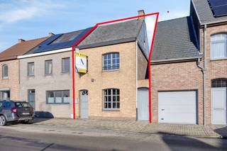 Op een paar minuutjes van het op- en afrittencomplex E40 te Aalst en op fietsafstand van het A-zorgziekenhuis bevindt zich deze knusse woning. Zij...