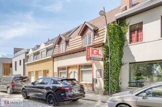 Cette propriété est idéalement située dans le centre de Sint-Pieters-leeuw. Elle se compose d'une partie commerciale avec une habitation au dessus...