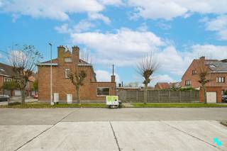 Ontdek deze te renoveren halfopen bebouwing met inpandige garage en drie slaapkamers, gelegen op een perceel van 175 m². De bewoonbare oppervlakte bedraagt 136 m² (volgens EPC-attest). De woning geniet van een uitstekende bereikbaarheid dankzij de onmiddellijke nabijheid van de Rijksweg en het op- en afrittencomplex E403 (Roeselare-Rumbeke) alsook de vlotte toegang tot het openbaar vervoer. Verder is het centrum van Izegem, tal van handelszaken en scholen op wandelafstand bereikbaar. De woning geniet van volgende indeling: Gelijkvloers: Uitnodigende inkomhal, ruime woonkamer met aansluitend de lichtrijke keuken en eetplaats met toegang tot de tuin en badkamer (ligbad, toilet en wastafel). Op de eerste verdieping bevindt zich een nachthal, drie slaapkamers en berging/wasplaats. Via de vaste trap wordt de zolder bereikt, die momenteel is ingericht tot extra kamer. De zolder werd tevens volledig geïsoleerd. Verder geniet de woning van een oost gerichte tuin met terras en achteraan toegang tot de inpandige garage. Verder beschikt de tuin ook over extra opbergruimte en een zijdeurtje. Decentrale verwarming op aardgas | Hoofdzakelijk HR-beglazing PVC | Geïsoleerde zolder (8 cm MW) | Rolluiken aanwezig | EPC F - Renovatieverplichting van toepassing! | Kelder aanwezig. <strong>Elk prijsvoorstel hoger dan deze startprijs zal worden voorgelegd aan de verkoper(s) die dit al dan niet kan/kunnen aanvaarden.</strong> Margot organiseert voor deze woning de bezoeken ter plaatse. www.bordes.be