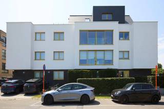 Op zoek naar een nieuwe thuis? Dat TREFT!😉<br /><br />Dit recente appartement (eerste bewoning in 2019) combineert een uiterst centrale ligging met verrassend veel rust. Dankzij de vele ramen met zonwerende en hoogisolerende beglazing geniet je de hele dag van een overvloed aan natuurlijk licht. Vanuit de leefruimte en het leuke terras kijk je uit op het groen, zonder inkijk van overburen.<br /><br />Het appartement beschikt over twee volwaardige slaapkamers, een gezellige leefruimte met parketvloer, een apart toilet en een praktische berging.<br />Daarnaast geniet je van een private autostaanplaats, een fietsenstalling en zonnepanelen, wat bijdraagt aan een comfortabel én energiezuinig wooncomfort.<br /><br />Winkels, openbaar vervoer en belangrijke invalswegen bevinden zich op wandel- of fietsafstand. Toch kom je thuis in een oase van rust, licht en privacy.<br /><br />Ik heb hier de voorbije zeven jaar met ontzettend veel plezier gewoond en hoop dat deze plek voor iemand anders even bijzonder mag worden. <br />Voel jij dat dit wel eens jouw nieuwe thuis kan zijn? Plan dan eenvoudig een bezichtiging via https://calendly.com/heyvaertnohmi/20min of neem contact op via appartementtreft@hotmail.com<br /><br />Cet appartement récent associe un emplacement extrêmement central à un calme surprenant. Grâce aux nombreuses fenêtres dotées d'un double vitrage solaire et hautement isolant, vous profitez toute la journée d'une belle lumière naturelle. Depuis l'espace de vie et la spacieuse terrasse, vous profitez d’une agréable vue sur la verdure, sans vis-à-vis.<br /><br />L'appartement dispose de deux chambres confortables, d'un espace de vie chaleureux avec parquet au sol, d'une salle de bains avec baignoire, de toilettes séparées et d'un débarras pratique.<br />De plus, vous bénéficiez d'une place de parking privative, d'un local à vélos et de panneaux solaires, ce qui contribue à un confort de vie agréable et économe en énergie.<br /><br />Planifiez simplement une visite via https://calendly.com/heyvaertnohmi/20min ou par appartementtreft@hotmail.com