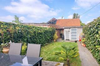 - Bekijk www.koosi.be voor een complete omschrijving van dit eigendom. -In de Essenhoutstraat in Kapellen bevindt zich deze woning met lichtrijke leefruimte, parketvloer en moderne keuken. Ruime slaapkamer (mogelijkheid tot twee kamers) en een badkamer met inloopdouche. Geniet van de gezellige, zuidwestgerichte tuin met terras, tuinhuis en praktische zij-ingang. Deze woning is ideaal voor starters, koppels of alleenstaanden.De elektriciteit is conform, er is een recente cv-ketel (vloerverwarming op het gelijkvloers) en overal dubbele beglazing, waardoor er geen onmiddellijke kosten zijn.- Interesse? Plan uw bezoek in via stef@koosi.be -