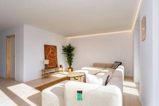 In de gegeerde wijk Kristus Koning, op wandelafstand van het historische centrum van Brugge, bevindt zich dit energiezuinige penthouse in een kleinschalige residentie. Een luchtige en stijlvolle woonplek waar ruimte, licht en een hoogwaardige afwerking mooi samenkomen. Een overdekte autostaanplaats kan bovendien worden aangekocht.<br /><br />Het appartement werd tussen 2024 en 2025 volledig gerenoveerd, met oog voor kwaliteit, comfort en een tijdloze, duurzame afwerking. Via de lift, die ook vanuit het appartement kan worden opgeroepen, of via de trap bereikt u de inkomhal, die het geheel logisch indeelt in een woon- en slaapgedeelte.<br /><br />De ruime, lichtrijke leefruimte omvat een open keuken, eetplaats en meerdere zithoeken. Verder zijn er een bureau, gastentoilet, berging, wasplaats en technische ruimte. Aan zowel de voor- als achterzijde bevinden zich terrassen, waaronder een voorterras over de volledige gevelbreedte — een heerlijke plek om te genieten van de buitenlucht.<br /><br />Het slaapgedeelte telt drie volwaardige slaapkamers en twee badkamers. De master bedroom beschikt over maatkasten, een eigen badkamer en een privatief terras. Ook de overige kamers zijn ruim, functioneel ingedeeld en zorgvuldig afgewerkt.<br /><br />Moderne technieken zoals een warmtepomp, vloerverwarming met koelfunctie, ventilatie en domotica zorgen voor hedendaags wooncomfort. De rustige ligging, beperkte inkijk en de royale ruimtes maken dit penthouse tot een bijzonder aangename thuis, vlak bij de stad.<br /><br />Contacteer ons voor een bezoek of een virtuele rondleiding op afstand.