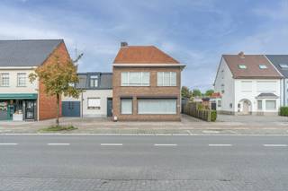 <strong>Gunstig gelegen woning met 3 slpk, garage en grote tuin</strong><br />EPC: F-label | 3 slaapkamers | Aangename tuin | Perceel 919m²<br /><br /><strong>Gunstige ligging </strong>nabij het centrum van Oud-Turnhout, met winkels, scholen en openbaar vervoer vlakbij en een vlotte bereikbaarheid naar de autostrade E34 Antwerpen - Eindhoven<br /><br /><strong>Omschrijving:</strong> <br />We betreden deze goed onderhouden woning via de inkomhal aan de zijkant, dewelke toegang biedt tot de lichtrijke leefruimte. Aansluitend aan de leefruimte bevindt zich de vestiairehal en gastentoilet alsook de keuken, uitgerust met een gasvuur, oven, dampkap en koelkast. Achter de keuken vinden we nog een ruime bergplaats/wasplaats terug, dewelke eveneens toegang verleent tot het terras.<br /><br />Op de eerste verdieping vinden we <strong>3 volwaardige en lichte slaapkamers,</strong> alsook de badkamer. Deze is voorzien van een ligbad, een toilet en een badkamermeubel met enkele wastafel.<br /><br />De zolder is te bereiken via de nachthal met een vlizotrap.<br /><br />Als troef geniet deze woning van een <strong>95 meter diepe tuin met vijverpartij en veel privacy</strong>. Dankzij de lange oprit en <strong>vrijstaande garage</strong> zijn er voldoende parkeer- en opslagmogelijkheden. De tuin is volledig afgemaakt met een automatische poort en heeft een grote oprit.<br /><br />Renovatieplicht van toepassing (F label)<br /><br /><strong>Algemeen:</strong> <br />- EPC: 762 kWh/m²jaar<br />- Goed onderhouden woning<br />- Diepe tuin met privacy<br />- 919 m² perceeloppervlakte!<br /><br />Bezoek deze lichte en aangename woning op afspraak via info@dilegno.immo of 014 70 73 23