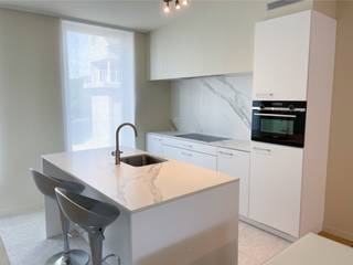 Op een uitstekende locatie in het centrum van Bonheiden bevindt zich dit bemeubeld BEN-appartement met 1 slaapkamer en terras. U bevindt zich hier vlakbij winkels, scholen en het openbaar vervoer.<br /><br />We betreden het moderne appartement via de inkomhal met apart gastentoilet en berging. De lichtrijke leefruimte is ingericht met een gezellige zithoek, bureau en eetplaats. De open keuken is mooi geïntegreerd in het geheel en voorzien van de voornaamste toestellen. Verder beschikt dit appartement over een ruime slaapkamer met kleerkast en aangrenzende badkamer, dewelke voorzien is van lavabo en inloopdouche. Op het terras kan u steeds in alle rust en privacy genieten van het mooie weer. Ook is er 1 ondergrondse parkeerplaats en ondergrondse berging inbegrepen. Gemeenschappelijke kosten €100 per maand.<br /><br />Alle meubels, toestellen, keukengerei zijn inclusief bij deze verhuur. <br /><br />Het appartement is beschikbaar vanaf 1 juli 2026.<br /><br />Dit is een uitstekende opportuniteit als u op zoek bent naar een bemeubeld energiezuinig appartement in het centrum van Bonheiden. Contacteer ons voor meer informatie of neem een kijkje op www.boonstravastgoed.be<br /><br />Bijzonderheden:<br />- BEN-appartement<br />- Ondergrondse parkeerplaats<br />- Kwalitatieve meubels/toestellen inbegrepen