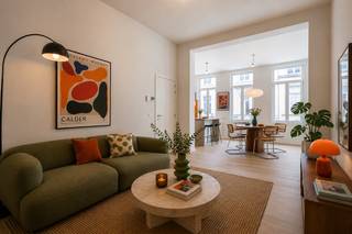 Gelegen in een rustige buurt nabij de Louizalaan, biedt dit prachtige één-slaapkamerappartement modern wooncomfort met een vleugje luxe. Het maakt deel uit van een stijlvol en volledig vernieuwd gebouw (totaalrenovatie in 2024-2025) met hoge plafonds en een prachtige inkomhal.<br /><br />De lichte leefruimte met open keuken en centraal keukeneiland creëert een aangename en stijlvolle leefomgeving. De slaapkamer is ruim en comfortabel, met een aansluitende badkamer voorzien van een inloopdouche en aansluitingen voor was-en droogmachine. Het appartement beschikt over een apart gastentoilet en een privatieve kelder. <br /><br />Dankzij de centrale ligging, hoogwaardige afwerking en doordachte renovatie is dit appartement instapklaar en combineert het modern comfort met een uitstekende ligging in hartje Elsene.<br /><br />Extra troeven:<br />- EPC-label C: energiezuinig en conform de huidige normen<br />- Lage algemene kosten<br />- Instapklaar en hoogwaardige kwalitatieve afwerking<br /><br />Voor meer informatie: laura@immoaccenta.be