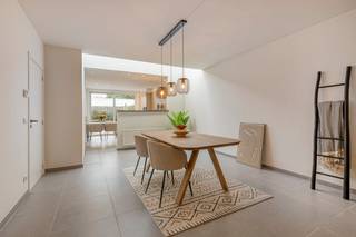 Cette maison fermée à vendre à Wingene bénéficie d'un emplacement idéal dans le centre, à proximité des commerces, des écoles, des restaurants...