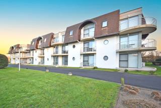 Ontdek dit gezellig en instapklaar gelijkvloersappartement, ideaal als tweede verblijf, investering of comfortabele woonst aan de kust. De...