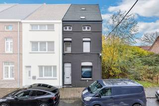 Voor meer info of een bezoek, bel 053 59 49 33 - Op een strategische locatie in Aalst bevindt zich deze op te frissen woning met 4 slaapkamers en...