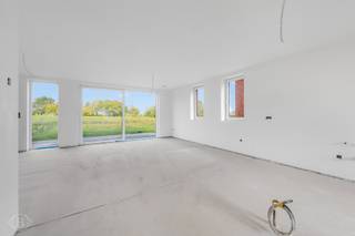 Wij presenteren u deze urban villa in het groene Haasrode: een eigentijdse nieuwbouwwoning waar architectuur en energiezuinig wonen perfect samenkomen. Met een bewoonbare oppervlakte van 270m² biedt deze woning alle ruimte voor hedendaags gezinsleven. Ze werd gebouwd met hoogwaardige materialen en voorzien van duurzame technieken die niet alleen het wooncomfort verhogen, maar ook bijdragen aan een energiezuinige toekomst. Zo beschikt de woning over zonnepanelen, regenwaterrecuperatie en ventilatiesysteem D. De vloerverwarming wordt aangedreven door een geothermische warmtepomp met passieve koeling, waardoor u het hele jaar door geniet van een aangenaam binnenklimaat. Ook buiten is het heerlijk wonen. Vanuit de leefruimte loopt u rechtstreeks naar het privéterras van 21 m² en de tuin van maar liefst 185m². De woning wordt bovendien omringd door een groen parkgebied. Op het gelijkvloers vormen de leef- en woonruimte en de open keuken één harmonieus geheel. De verdiepingen bieden plaats aan vier slaapkamers, een badkamer en een apart toilet. Daarnaast is er een ruime zolderverdieping die u naar eigen behoefte kunt benutten. De woning beschikt over een privékelder met twee autostaanplaatsen in de ondergrondse garage. U kan van deze woning écht uw thuis te maken. Met ruime afwerkingsbudgetten kiest u zelf de materialen en afwerking die aansluiten bij uw persoonlijke stijl en wensen. Kortom: een gloednieuwe urban villa in een groene omgeving. 016 22 82 22 of info@homies.be