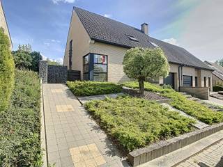 Charmante gezinswoning gelegen in een doodlopende straat, vlakbij het centrum van Leuven en nabij invalswegen!<br /><br />Deze woning bestaat uit een inkomhal met gastentoilet, een zeer lichtrijke woonkamer met zicht op de prachtige tuin, een volledig geïnstalleerde keuken (voorzien van een koelkast, dubbele spoelbak, keramische kookplaat met dampkap, een microgolfoven, een oven en een vaatwasmachine) met aansluitend een berging.<br /><br />Op de eerste verdieping bevinden zich 3 slaapkamers waarvan 1 met dressing-ruimte, een badkamer (voorzien van een ligbad, een inloopdouche, een dubbele spoelbak en een toilet) en een bureau.<br /><br />Op het zuid-gerichte terras is het heerlijk vertoeven, waar u kan genieten van de mooie aangelegde tuin met tuinhuis. De wagen kan u parkeren in de ruime garage of op de oprit.<br />Verder heeft de woning een kelder van 56 m².<br /><br />De huurprijs bedraagt 1.650 euro. Alle verbruik is privatief.<br />Het tuinonderhoud is inbegrepen in de huurprijs.<br /><br />Dankzij de zonnepanelen heeft deze woning een lager verbruik en is dus zeer energiezuinig! <br /><br />De woning is beschikbaar vanaf 01/01/2026.<br /><br />Interesse in deze buitengewone woning? Plan snel je bezoek in via onze website www.living-stone.be. <br />Bij vragen, neem contact op via michelle.vanroy@living-stone.be.