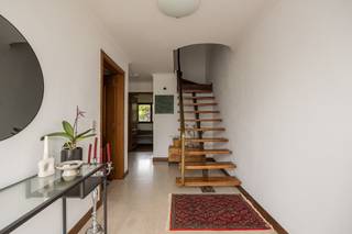 <p><strong>Spacieuse maison bel-etage avec 3 à 4 chambres, garage et jardin profond</strong></p><p>Dans la <strong>Gustaaf De Smetlaan à Aartselaar</strong>, vous trouverez cette <strong>maison bel-etage spacieuse et bien entretenue</strong> avec <strong>3 à 4 chambres à coucher</strong>, une <strong>large allée</strong>, un <strong>garage intérieur</strong>, une <strong>terrasse</strong> et un <strong>jardin profond avec un abri de jardin.</strong></p><p>La propriété est située dans un <strong>quartier résidentiel calme et agréable</strong>, caractérisé par des <strong>propriétés résidentielles</strong>, des <strong>rues larges</strong> et une <strong>bonne accessibilité</strong>. Vous vivez ici à une courte distance du <strong>centre d'Aartselaar</strong>, des <strong>magasins</strong>, des <strong>écoles</strong> et des <strong>transports publics</strong>, tandis que l'<strong>autoroute A12</strong> et les villes environnantes sont également facilement accessibles.</p><p>Au rez-de-chaussée, vous trouverez le <strong>hall d'entrée</strong>, le <strong>garage</strong>, la <strong>buanderie</strong> et une <strong>pièce supplémentaire</strong> qui pourrait parfaitement servir de <strong>salle de loisirs</strong>, de <strong>bureau</strong> ou de <strong>chambre supplémentaire</strong>. Grâce à la <strong>large allée</strong>, il y a également de la place pour <strong>plusieurs voitures</strong>.</p><p>Au rez-de-chaussée, vous profiterez d'un <strong>espace de vie spacieux et lumineux</strong> avec de <strong>grandes fenêtres</strong>, une <strong>salle à manger</strong>, un <strong>coin salon</strong> et une <strong>cheminée caractéristique</strong>. La <strong>cuisine</strong> est adjacente et donne accès à la <strong>terrasse</strong>.</p><p>L'étage supérieur dispose de <strong>plusieurs pièces</strong>, idéales comme <strong>chambres à coucher</strong>, <strong>dressing</strong>, <strong>bureau</strong> ou <strong>pièce de loisir</strong>.</p><p>A l'arrière, le <strong>jardin profond avec abri de jardin</strong> offre beaucoup d'<strong>espace extérieur</strong> et des <strong>options de stockage supplémentaires</strong>.</p><p>La propriété est <strong>bien entretenue</strong> et offre de l'espace pour la <strong>rafraîchir</strong> à votre goût.</p><p><strong>Prix fixe : les offres égales ou supérieures à ce montant sont acceptées. Planifiez votre visite dès aujourd'hui.</strong></p>