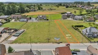 <p>In het landelijke Outer bieden wij <strong>Lot 2</strong> aan, een mooi perceel bouwgrond van <strong>500 m²</strong> voor het oprichten van een <strong>halfopen eengezinswoning</strong>. Het centrum van Ninove bereikt men op enkele minuten rijden. De bouwzone bedraagt ca. <strong>7 m breed x 15 m diep</strong>. Er zijn maximaal <strong>3 bovengrondse bouwlagen</strong> toegestaan, waarbij de derde bouwlaag zich binnen het volume van een hellend dak dient te bevinden. De maximale kroonlijsthoogte bedraagt <strong>6 m</strong> en de nokhoogte maximaal <strong>10 m</strong>. Zowel een hellend als een gedeeltelijk of volledig plat dak is toegelaten. Een kelder is niet toegestaan.</p><p>De woningen binnen deze verkaveling dienen uitgevoerd te worden als <strong>paalwoningen</strong> in functie van overstromingsveilig bouwen. Er geldt een hoogte van <strong>1 m tussen maaiveld en onderzijde van de vloerplaat</strong>. Verder dienen per woning <strong>2 parkeerplaatsen en 2 fietsenstallingen</strong> voorzien te worden. De oprit mag maximaal <strong>4,50 m breed</strong> zijn en wordt uitgevoerd in waterdoorlatende verharding. De voortuin dient voor minstens <strong>50% groen</strong> te blijven. <strong>Mogelijkheid voor aankoop meerder percelen!</strong></p><p>Een aantrekkelijk perceel met duidelijke bouwmogelijkheden in een landelijke woonomgeving. Koper staat in voor de landmeet -en uitpalingskosten alsook verkavelingsaktekosten.(1803 euro inclusief btw)</p>