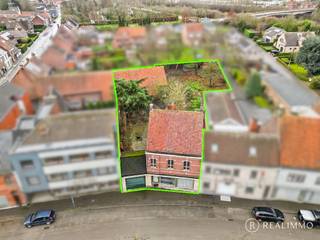Deze te renoveren handelswoning biedt een uitzonderlijke waaier aan mogelijkheden.<br />Het zeer ruime perceel van maar liefst 1.451 m² omvat een woning met garage, verschillende bijgebouwen én een zuidgerichte tuin. Kortom: je eigen oase in hartje Moen!<br />Het gelijkvloers biedt heel wat mogelijkheden dankzij de voormalige winkelruimte en de grote leefruimte. De woning werd reeds gestript, waardoor je meteen kan starten met de herinrichting volgens jouw eigen visie. Daarnaast zijn er nog een keukenruimte, badkamer, slaapkamer, berging en garage die toegang biedt tot de charmante binnentuin. De diverse bijgebouwen kunnen oneindig veel bestemmingen krijgen.<br />Op de eerste verdieping bevinden zich twee grote ruimtes die de inrichting van drie of vier ruime slaapkamers gemakkelijk mogelijk maken met daarnaast nog een badkamer. Vervolgens is er een vaste trap naar een zeer ruime zolder, die nog verdere inrichtingsmogelijkheden biedt.<br /><br />EPC: 1063 kWh/m² – label F – renovatieverplichting van toepassing.<br /><br /><u><strong>TROEVEN:</strong></u>
<ul>
	<li>Ruime woning met groot perceel</li>
	<li>Bijgebouwen en voormalige winkelruimte</li>
	<li>Zuidgerichte tuin</li>
	<li>Centrale ligging</li>
	<li>Enorm veel potentieel</li>
</ul>
<br /><strong>Interesse?</strong><br />Contacteer REALIMMO voor een bezoek of meer informatie via 0471 89 28 25 of via aaron@real-immo.be