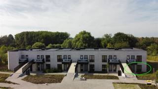<p><span>Recent, energiezuinig appartement met zonnepaneel,<br />gelegen in het centrum van Borgloon met een prachtig uitzicht.<br /><br /></span><span>Het project is gelegen in het centrum van Borgloon, op het einde van een doodlopende straat.<br />Hetgeen garant staat voor rust. Van op je terras geniet je van een prachtig uitzicht op een groene <br />omgeving. Het terras heeft een perfecte westelijke oriëntatie voor het genieten van de avondzon.</span><span><br /><br /></span><span>Dankzij de warmtepomp en de zonnepanelen is dit appartement zeer energiezuinig.</span></p><p><span> </span></p><p><span>Via de inkomhal komt men terecht in de ruime leefruimte met aansluitend het keukengedeelte.</span></p><p><span>In de keuken zijn volgende toestellen aanwezig: koelkast, combi-oven, afwasmachine,</span></p><p><span>fornuis met dampkap.<br /><br />Aansluitend aan de keuken is er nog een praktische berging.</span></p><p><span> </span></p><p><span>Verder treft men via de inkomhal een apart gastentoilet, 2 slaapkamers en de badkamer.</span></p><p><span>In de badkamer is er dubbele lavabo met meubel aanwezig alsook een douche.</span><span><br /></span><span><br />Vooraan het gebouw is er een autostaanplaats voorzien alsook een berging waar men </span></p><p><span>eventueel een fiets kan plaatsen.<br /><br /></span></p><p><span>Het gaat om 1 zonnepaneel van 1593 kWh.<br /><br /></span></p><p><span>Algemene informatie:</span><span><br />Huurprijs: 895 euro/maand<br />Algemene onkosten: 50 euro/maand</span></p><p><span>Vrij vanaf: 15 juni 2026 (mogelijk vroeger in overleg met huidige huurder)<br />Huisdieren: niet toegelaten<br />EPC-waarde:  30 kWh/m²</span></p>
